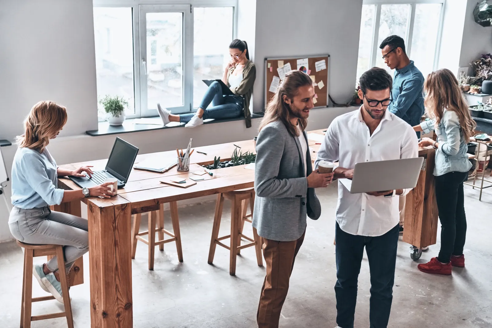 Une équipe travaillant ensemble dans un bureau moderne et lumineux